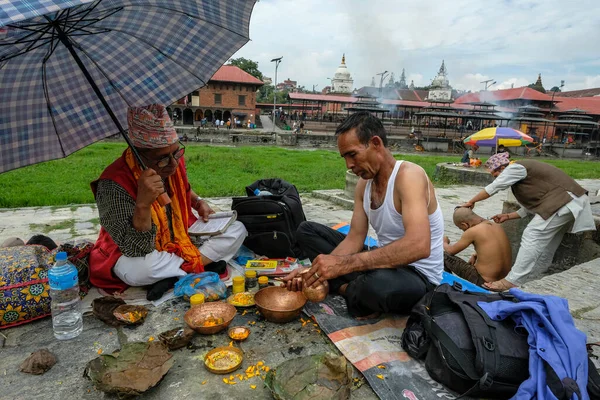 Kathmandu Nepal Setembro 2021 Pessoas Fazendo Oferendas Sobre Ghats Templo — Fotografia de Stock