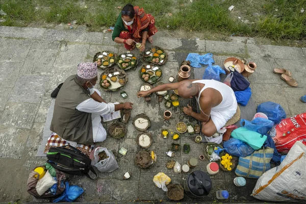 Katmandú Nepal Septiembre 2021 Gente Hace Ofrendas Los Ghats Del —  Fotos de Stock