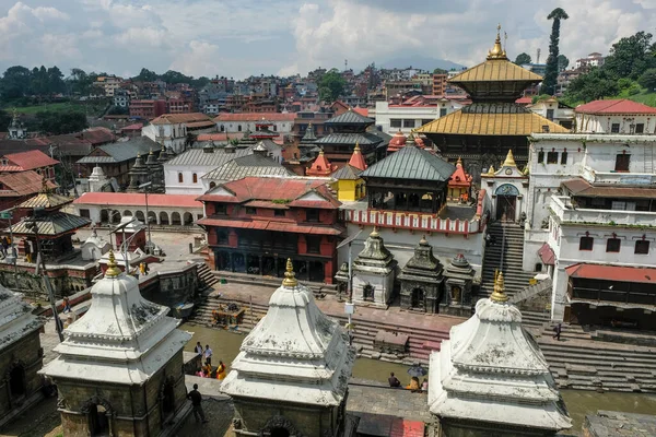Katmandu, Nepal - Eylül 2021: Pashupatinath Tapınağı 29 Eylül 2021 tarihinde Katmandu, Nepal 'de bulunan Hindu tapınağıdır..