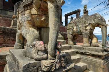 Taş filler, Nepal Katmandu Vadisi 'ndeki Kirtipur' daki Uma Maheshwar tapınağının girişini koruyor..