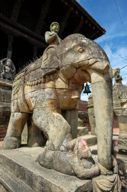 Taş filler, Nepal Katmandu Vadisi 'ndeki Kirtipur' daki Uma Maheshwar tapınağının girişini koruyor..