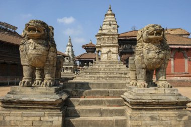 Bhaktapur 'daki Durbar Meydanı' nda taş aslanlar, Nepal 'deki Khatmandu Vadisi..