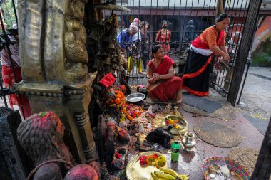 Bhaktapur, Nepal - Ekim 2021: Kadınlar 9 Ekim 2021 'de Katmandu Vadisi, Nepal' deki Mahaktapur 'daki Mahakali Tapınağında adak adadılar..