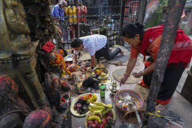 Bhaktapur, Nepal - Ekim 2021: Bir çift 9 Ekim 2021 'de Katmandu Vadisi, Nepal' deki Mahaktapur Tapınağı 'nda adak adadı..