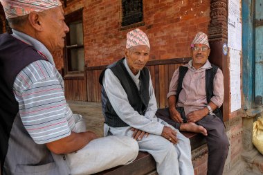 Bhaktapur, Nepal - Ekim 2021: 9 Ekim 2021 'de Katmandu Vadisi, Nepal' de Bhaktapur 'da bir sokakta dinlenen bir adam.