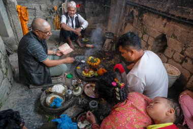 Bhaktapur, Nepal - Ekim 2021: Bhaktapur 'daki Hanuman ghat' ında 10 Ekim 2021 'de Nepal' deki Kathmandu Vadisi 'nde bir aile adak adadı..