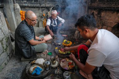 Bhaktapur, Nepal - Ekim 2021: Bhaktapur 'daki Hanuman ghat' ında 10 Ekim 2021 'de Nepal' deki Kathmandu Vadisi 'nde bir aile adak adadı..