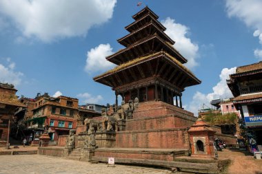 Bhaktapur, Nepal - Ekim 2021: Nyatapola Tapınağı 10 Ekim 2021 tarihinde Nepal 'in Katmandu Vadisi' nde Taumadhi Meydanı 'nda Pagoda Tarzı' nda inşa edilen Hindu tapınağıdır..