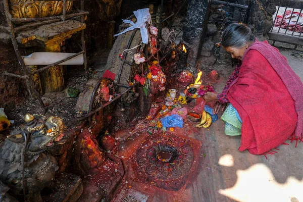 Bhaktapur Nepal Octubre 2021 Una Mujer Haciendo Una Ofrenda Templo —  Fotos de Stock