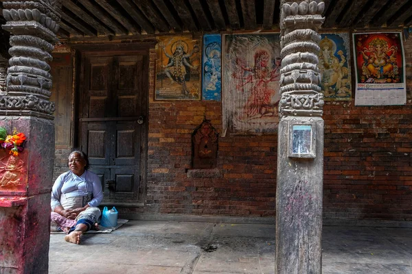 Bhaktapur Nepál Říjen 2021 Žena Odpočívá Vedle Obrázků Hinduistických Bohů — Stock fotografie