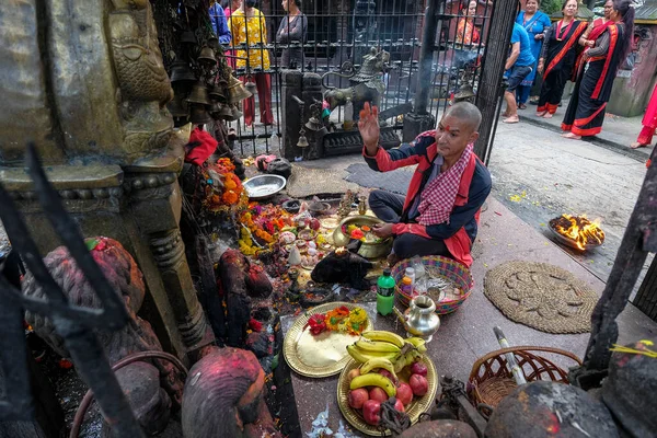 Bhaktapur Nepal Ottobre 2021 Uomo Che Offerta Tempio Mahakali Bhaktapur — Foto Stock
