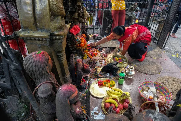 Bhaktapur Nepal Octubre 2021 Una Mujer Haciendo Una Ofrenda Templo — Foto de Stock