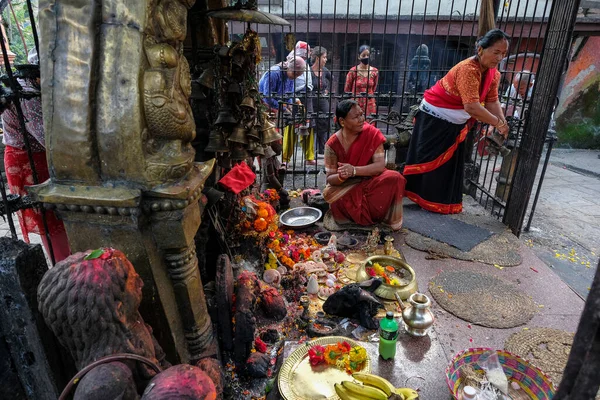 Bhaktapur Nepal Octubre 2021 Mujeres Haciendo Una Ofrenda Templo Mahakali —  Fotos de Stock
