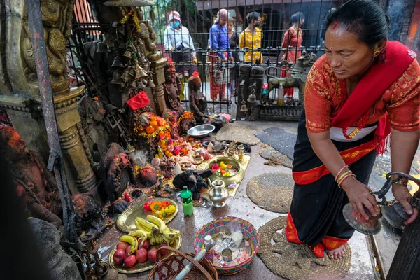 Бхактапур Непал Октябрь 2021 Года Женщина Делает Подношение Храме Махакали — стоковое фото