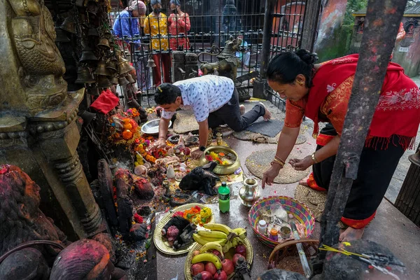 Бхактапур Непал Октябрь 2021 Пара Сделавшая Пожертвование Храме Махакали Бхактапуре — стоковое фото