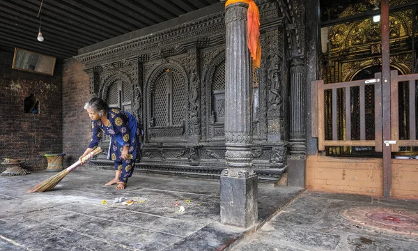 Bhaktapur Nepal Outubro 2021 Uma Mulher Limpando Templo Dattatreya Bhaktapur — Fotografia de Stock