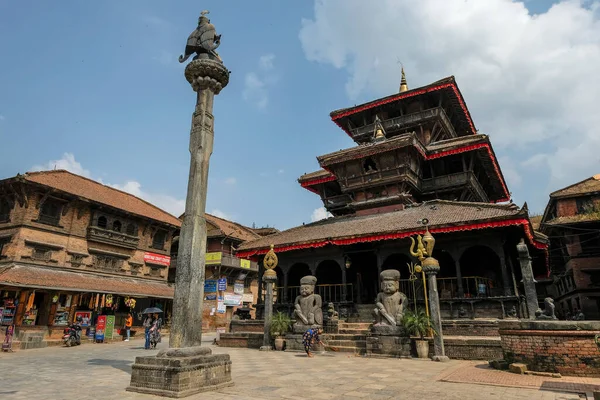 Bhaktapur Nepal October 2021 Woman Cleaning Dattatreya Temple Bhaktapur October — Stock Photo, Image