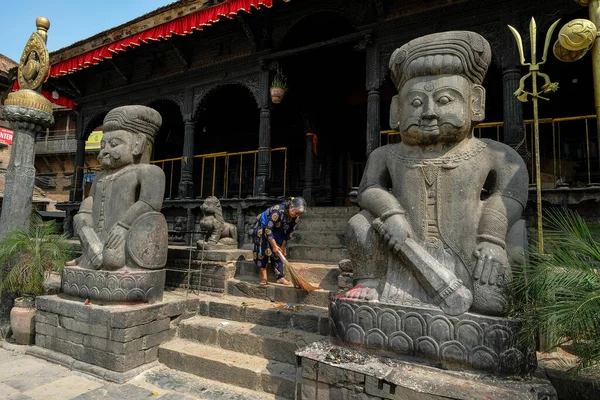 Bhaktapur Nepal Oktober 2021 Kvinna Städar Vid Dattatreyatemplet Bhaktapur Den — Stockfoto