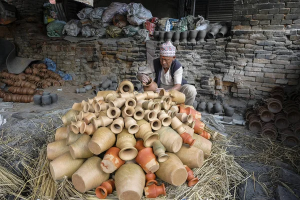 Bhaktapur Nepal Ottobre 2021 Uomo Che Vende Ceramiche Nella Piazza — Foto Stock