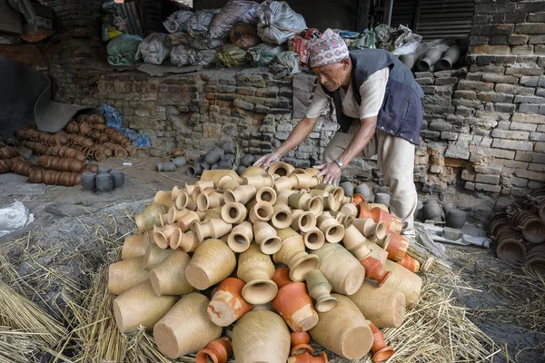 2021年10月 ネパール バクタプル 2021年10月10日 ネパール カトマンズのバクタプルにある陶器広場で陶器を売る男 — ストック写真