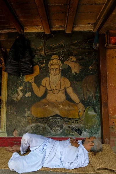 Bhaktapur Νεπάλ Οκτώβριος 2021 Ένας Άνδρας Ξεκουράζεται Στο Hanuman Ghat — Φωτογραφία Αρχείου