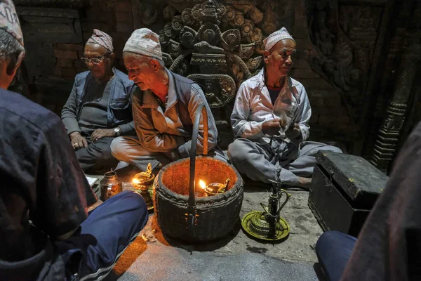 Bhaktapur Nepal Ottobre 2021 Uomini Che Cantano Davanti Tempio Bhairabnath — Foto Stock