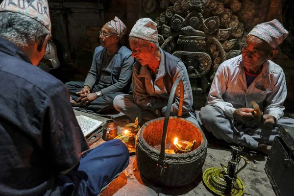 Bhaktapur Nepál Říjen 2021 Muži Zpívají Před Chrámem Bhairabnath Bhaktapuru — Stock fotografie