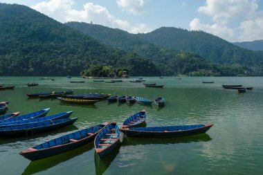 Pokhara, Nepal - Ekim 2021: Pokhara, Nepal 'de 28 Ekim 2021' de Phewa Gölü 'ndeki botlar.