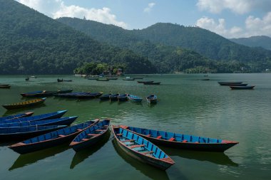 Pokhara, Nepal - Ekim 2021: Pokhara, Nepal 'de 28 Ekim 2021' de Phewa Gölü 'ndeki botlar.