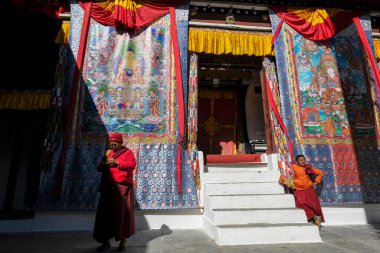 Marpha, Nepal - Kasım 2021: Marpha Budist Manastırı 'nı ziyaret eden Budist keşişler 3 Kasım 2021, Marpha, Mustang Bölgesi, Nepal.