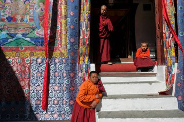 Marpha, Nepal - Kasım 2021: Marpha Budist Manastırı 'nı ziyaret eden Budist keşişler 3 Kasım 2021, Marpha, Mustang Bölgesi, Nepal.