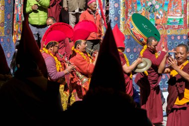 Marpha, Nepal - Kasım 2021: Marpha Budist Manastırı 'nda Lama dansı 3 Kasım 2021 tarihinde Marpha, Nepal' de.