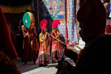 Marpha, Nepal - Kasım 2021: Marpha Budist Manastırı 'nda Lama dansı 3 Kasım 2021 tarihinde Marpha, Nepal' de.