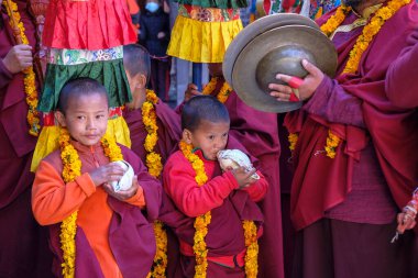 Marpha, Nepal - Kasım 2021: Marpha Budist Manastırı 'nda Lama dansı 3 Kasım 2021 tarihinde Marpha, Nepal' de.
