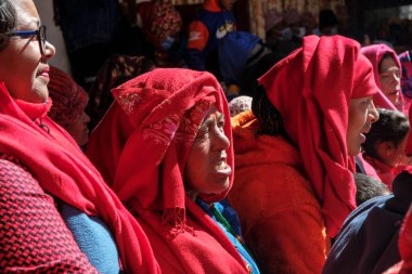 Marpha, Nepal - Kasım 2021: Marpha, Nepal 'de 3 Kasım 2021' de Mustang bölgesindeki Marpha Budist Manastırı 'nda Lama dansını izleyen kadınlar.