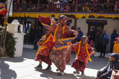Marpha, Nepal - Kasım 2021: Marpha Budist Manastırı 'nda Lama dansı 3 Kasım 2021 tarihinde Marpha, Nepal' de.