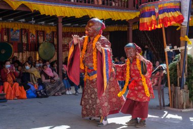 Marpha, Nepal - Kasım 2021: Marpha Budist Manastırı 'nda Lama dansı 3 Kasım 2021 tarihinde Marpha, Nepal' de.