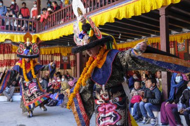 Marpha, Nepal - Kasım 2021: Marpha Budist Manastırı 'nda Lama dansı 3 Kasım 2021 tarihinde Marpha, Nepal' de.