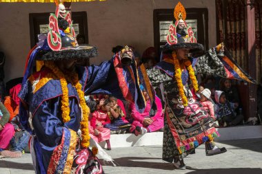 Marpha, Nepal - Kasım 2021: Marpha Budist Manastırı 'nda Lama dansı 3 Kasım 2021 tarihinde Marpha, Nepal' de.