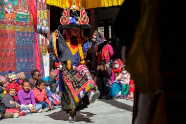 Marpha, Nepal - Kasım 2021: Marpha Budist Manastırı 'nda Lama dansı 3 Kasım 2021 tarihinde Marpha, Nepal' de.
