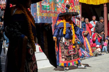 Marpha, Nepal - Kasım 2021: Marpha Budist Manastırı 'nda Lama dansı 3 Kasım 2021 tarihinde Marpha, Nepal' de.