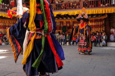 Marpha, Nepal - Kasım 2021: Marpha Budist Manastırı 'nda Lama dansı 3 Kasım 2021 tarihinde Marpha, Nepal' de.