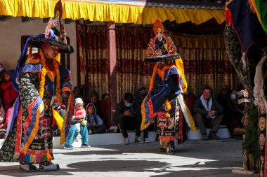 Marpha, Nepal - Kasım 2021: Marpha Budist Manastırı 'nda Lama dansı 3 Kasım 2021 tarihinde Marpha, Nepal' de.