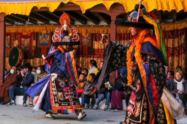 Marpha, Nepal - Kasım 2021: Marpha Budist Manastırı 'nda Lama dansı 3 Kasım 2021 tarihinde Marpha, Nepal' de.