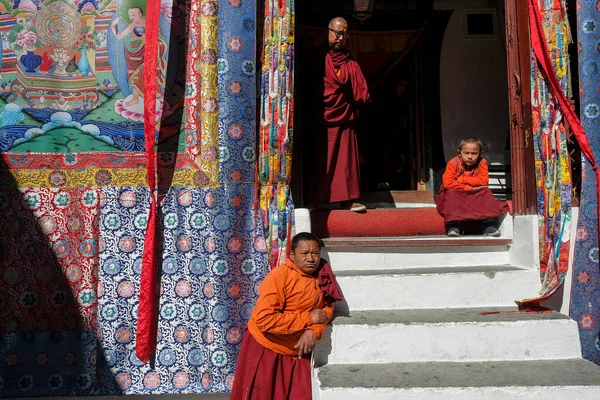 Marpha Nepal Noviembre 2021 Monjes Budistas Visitan Monasterio Budista Marpha —  Fotos de Stock