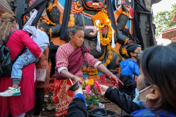 Kathmandu Nepal Novembre 2021 Pellegrini Che Fanno Offerte Davanti Alla — Foto Stock