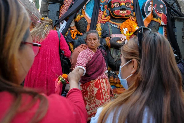 Kathmandu Nepal Novembro 2021 Peregrinos Fazendo Oferendas Frente Figura Kala — Fotografia de Stock