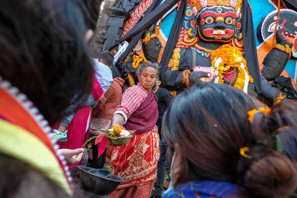 Kathmandu Nepál 2021 November Zarándokok Áldoznak Kala Bhairab Alakja Előtt — Stock Fotó