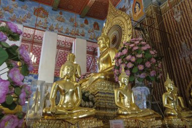 Bangkok, Tayland - Ocak 2022: Wat Chana Songkhram 'da Buda heykelleri 6 Ocak 2022, Bangkok, Tayland.