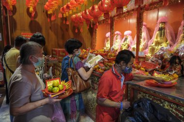 Bangkok, Tayland - Ocak 2022: İnsanlar 7 Ocak 2022 'de Bangkok, Tayland' daki Wat Mangkon Kamalawat Budist Tapınağı 'nda adak adadılar.